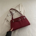Borsa a spalla bordeaux in pelle scamosciata con cinturino e fibbia in metallo - Rosso