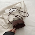 Mini borsa a tracolla in pelle scamosciata marrone moka con manico e patta elegante - Marrone
