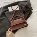 Borsa a tracolla in pelle scamosciata marrone scuro con logo dorato e tracolla - Marrone