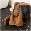 Dettaglio della borsa shopper con stampa leopardata e toppa decorativa in pelle - Marrone