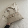 Borsa tote minimalista in pelle scamosciata beige con cintura e fibbia argentata - Cachi