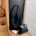Sac fourre-tout à imprimé léopard minimaliste avec pochette sur une table en bois chic - Ensemble Deux Pièces Léopard Noir (6119572102454) / Noir