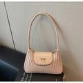 Gros plan d'un sac hobo beige motif crocodile avec boucle de noud en métal argenté - Kaki