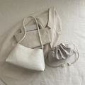 Set borsa a tracolla intrecciata bianca con custodia grigia a coulisse stile minimalista - Borsa A Spalla Bianca E Pochette Grigia / Bianco