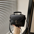 Schwarze Retro-Umhängetasche mit Vintage-Metallschnalle und strukturierter Lederoptik - Schwarz