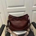 Grand sac fourre-tout bordeaux en similicuir avec bandoulière large en jacquard - Rouge