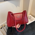 Borsa sottobraccio rossa stile francese con trama coccodrillo e fiocco metallico - Rosso