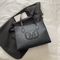 Dunkelgraue Monogramm-Tragetasche mit M-Logo auf einem schwarzen Sakko - Schwarz
