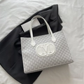 Weiße und graue Shopper-Tasche mit M-Muster und geprägtem Logo im minimalistischen Stil - Weiß