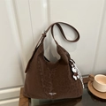 Große dunkelbraune Wildleder-Tote Bag mit Leopardenmuster, Lederriemen und Hundeanhänger - Mit Anhänger / Kaffee Leopard