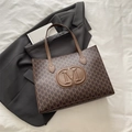 Dunkelbraune Tote Bag mit M-Buchstabenmuster und Logo-Prägung im Lifestyle-Design - Braun