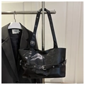 Dettaglio borsa tote nera lucida con occhielli argentati e fibbie in stile motociclista - Nero