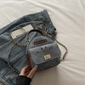 Mochila gato de tela vaquera azul claro con adornos de cuero y cadena dorada - Azul