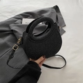 Borsa a mano nera glitterata a mezzaluna con goffratura verticale e dettagli dorati - Nero