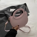Borsa a tracolla intrecciata rosa con manico a mezzaluna su blazer, stile 2025 - Rosa