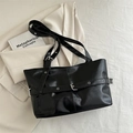 Bolso tote minimalista negro brillante con hebilla decorativa y asas delgadas - Negro