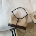 Grande borsa tote in pelle scamosciata kaki con dettagli in pelle marrone e anello di metallo - Cachi