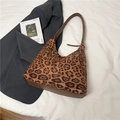 Bolso hobo moderno con estampado de leopardo, asas y base de cuero marrón oscuro - Marrón
