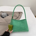Bolso de hombro de ante verde brillante con colgante de monedero a juego y asa minimalista - Verde