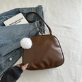 Neceser marrón oscuro de cuero PU brillante con pompón blanco y correas de hombro - Con Amuleto De Peluche / Café