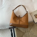 Borsa hobo in pelle scamosciata marrone con finiture in pelle e anello in metallo su tessuto - Marrone