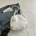 Bolso de viaje minimalista de cuero PU blanco con correas largas y un pompón decorativo - Con Amuleto De Peluche / Blanco