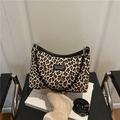 Retro-Schultertasche mit Leopardenmuster, Lederbesatz und verstellbarem Riemen - Leopard Khaki