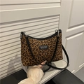 Schultertasche mit Leopardenmuster, schwarzen Lederriemen und silberner Schnalle - Leopardenbraun