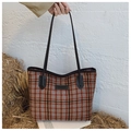 Detail van de geruite wollen tas textuur met Fashion & Bags label en zwarte schouderband - Rood