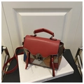 Dettaglio della borsa a mano color-block con trama coccodrillo, patta rossa e chiusura bronzo - Rosso