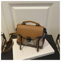 Dettaglio della borsa vintage in pelle patchwork con chiusura a scatto in bronzo e base - Marrone