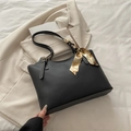 Schwarze Shopper-Tasche aus mattem Leder mit Kontrastnähten und bedrucktem Seidentuch am Griff - Schwarz