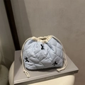 Gesteppte hellblaue Beuteltasche mit schwarzen Schleifenstickereien und Rautensteppmuster - Blau
