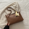 Braune Shopper Tasche aus Leder mit Seidenschal und schmalen Trägern für den Alltag - Braun