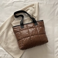 Borsa tote trapuntata marrone caffè con finitura lucida e manici neri larghi - Marrone