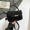 Schwarze Handtasche mit Leopardenprägung, goldenem Drehverschluss und Schultergurt - Schwarz