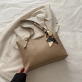 Schicke khakifarbene Unterarmtasche aus Kunstleder mit bedrucktem Seidenschal am Griff - Khaki