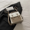 Mini tweekleurige rugzak van beige en kaki leer met metalen stergesp-accenten - Wit