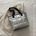 Borsa tote trapuntata argento metallizzato con trama a quadri e manici neri - Argento
