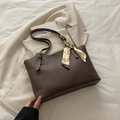 Dunkelbraune Tote Bag aus Kunstleder mit weißen Nähten und einem Vintage-Seidenschal - Braun