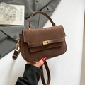 Dunkelbraune Handtasche aus Wildlederimitat mit goldenem Drehverschluss und Riemen - Braun