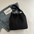 Schwarze Nylon-Umhängetasche mit Kordelzug, zwei Vordertaschen und breitem Gurt - Schwarz (Ohne Anhänger)