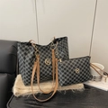 Vintage-Tragetasche mit M-Print Set, braunen Lederriemen und goldener Metallschnalle - Schwarz