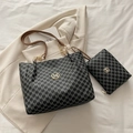 Schwarzes Shopper-Set mit M-Print, Leder-Kettenriemen und passender kleiner Tasche - Schwarz