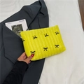 Neceser acolchado amarillo neón con lazos negros bordados y acabado brillante - Amarillo