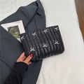 Elegante neceser acolchado negro con bordado de mariposa blanca y asa de mano - Negro