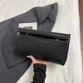 Minimalistische schwarze gewebte Umschlag-Clutch mit goldenem Metallverschluss - Schwarz