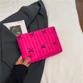 Estuche acolchado rosa fucsia con bordado de lazos negros y textura acolchada - Rosa Roja