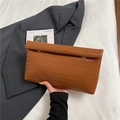Braune geflochtene Leder-Clutch im Umschlag-Stil mit Silberschnalle für Damen-Business - Braun
