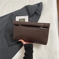 Minimalistische dunkelbraune gewebte Clutch aus hochwertigem PU-Leder und Metallverschluss - Kaffeebraun